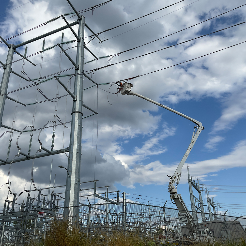 Ameren Alta-Pioneer T-Line (Dunlap, IL)-500_2025-10-06-3C3AC7A1-1000x1000 A lineman in a bucket mends a utility line
